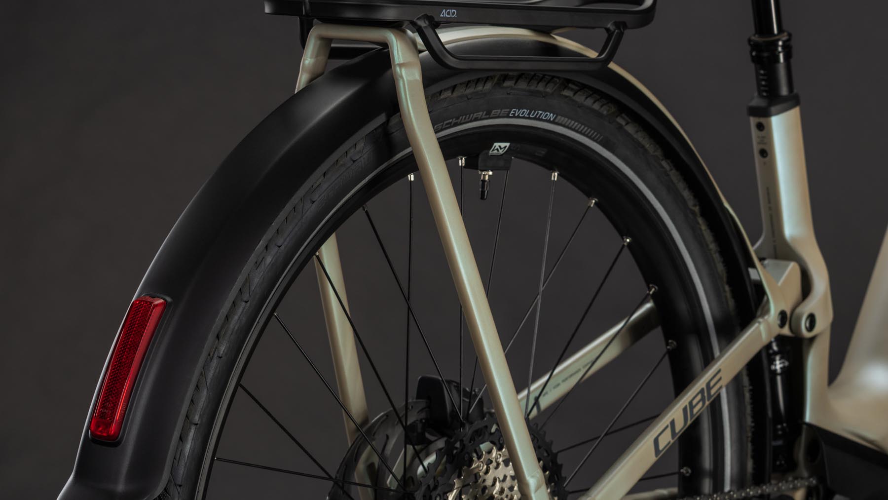 1113612E-Cube-Kathmandu-Hybrid-ONE11-HPC-SLT-800-glintsand-n-oatgrey-2026-EBike-Trekkingrad-Tiefeinsteiger-05