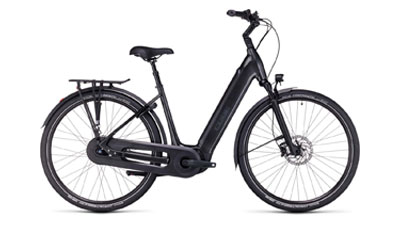 The image shows a black Cube Supreme Hybrid Pro e-bike with a low step-through frame.