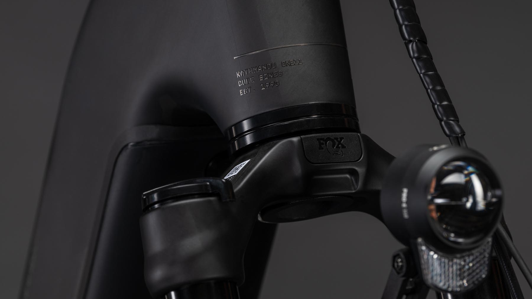 1113602E-Cube-Kathmandu-Hybrid-ONE11-HPC-SLT-800-carbon-n-silverdust-2026-EBike-Trekkingrad-Tiefeinsteiger-07