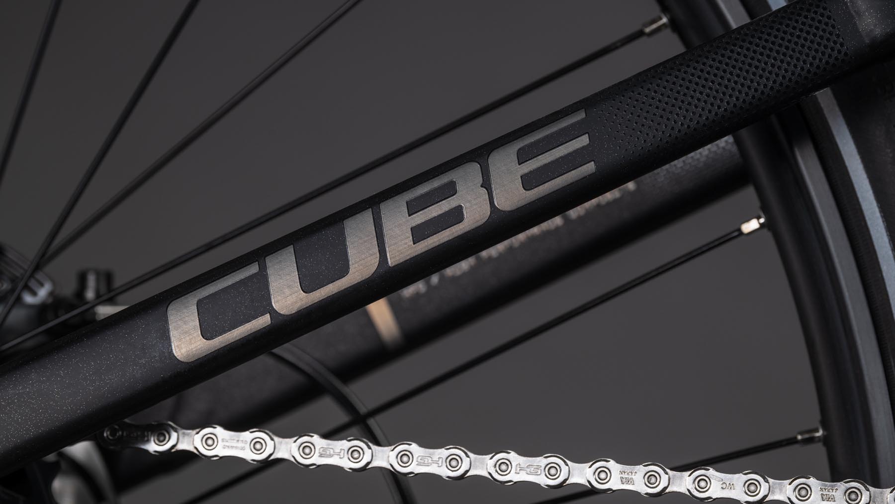 1113602E-Cube-Kathmandu-Hybrid-ONE11-HPC-SLT-800-carbon-n-silverdust-2026-EBike-Trekkingrad-Tiefeinsteiger-05