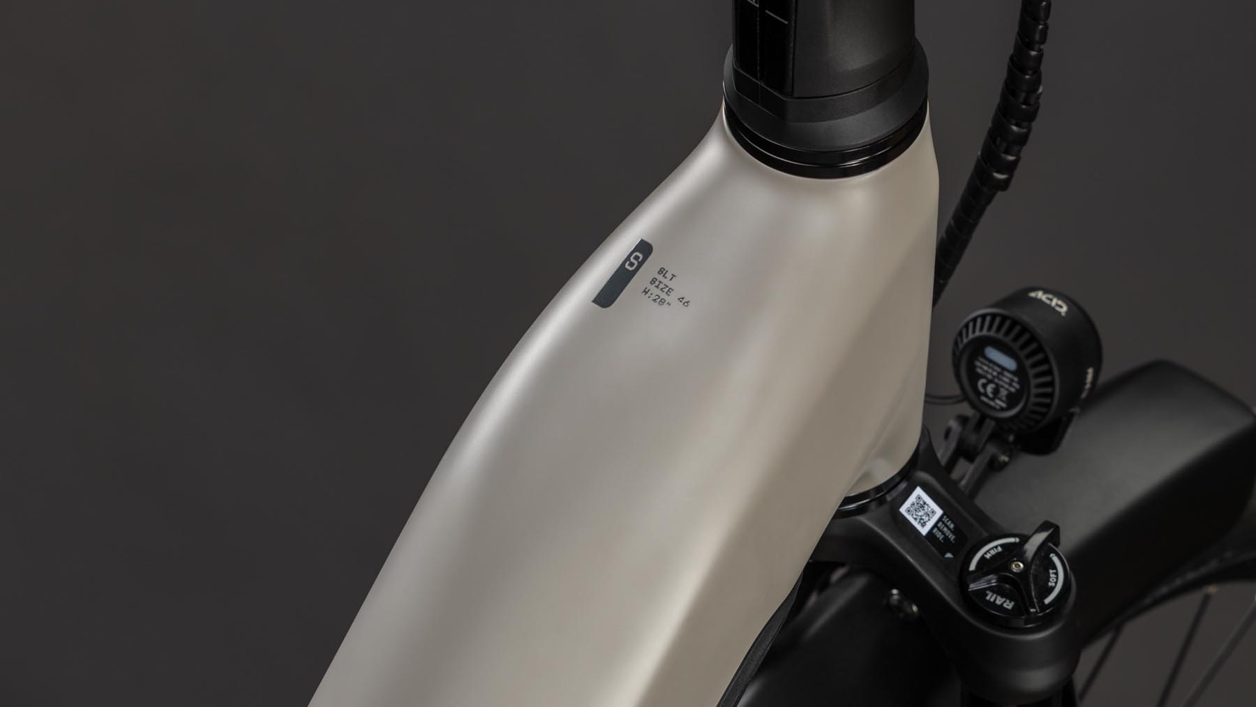 1113612E-Cube-Kathmandu-Hybrid-ONE11-HPC-SLT-800-glintsand-n-oatgrey-2026-EBike-Trekkingrad-Tiefeinsteiger-01