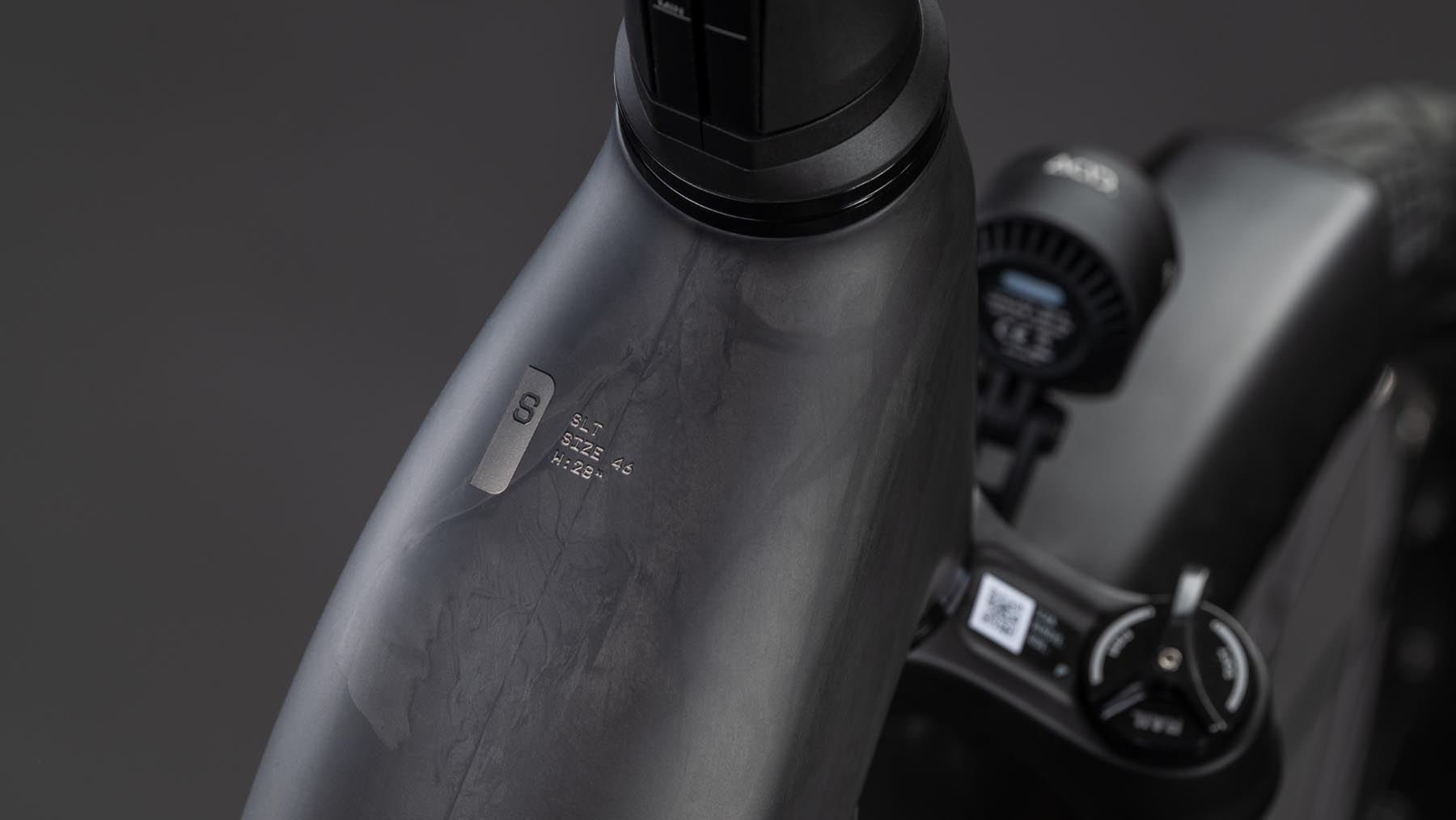 1113602E-Cube-Kathmandu-Hybrid-ONE11-HPC-SLT-800-carbon-n-silverdust-2026-EBike-Trekkingrad-Tiefeinsteiger-01