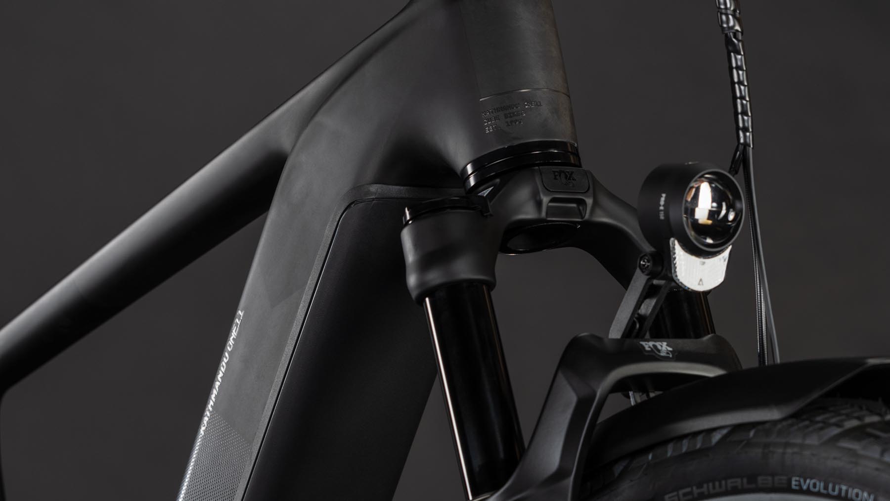 1113600-Cube-Kathmandu-Hybrid-ONE11-HPC-SLT-800-carbon-n-silverdust-2026-EBike-Trekkingrad-Herren-03