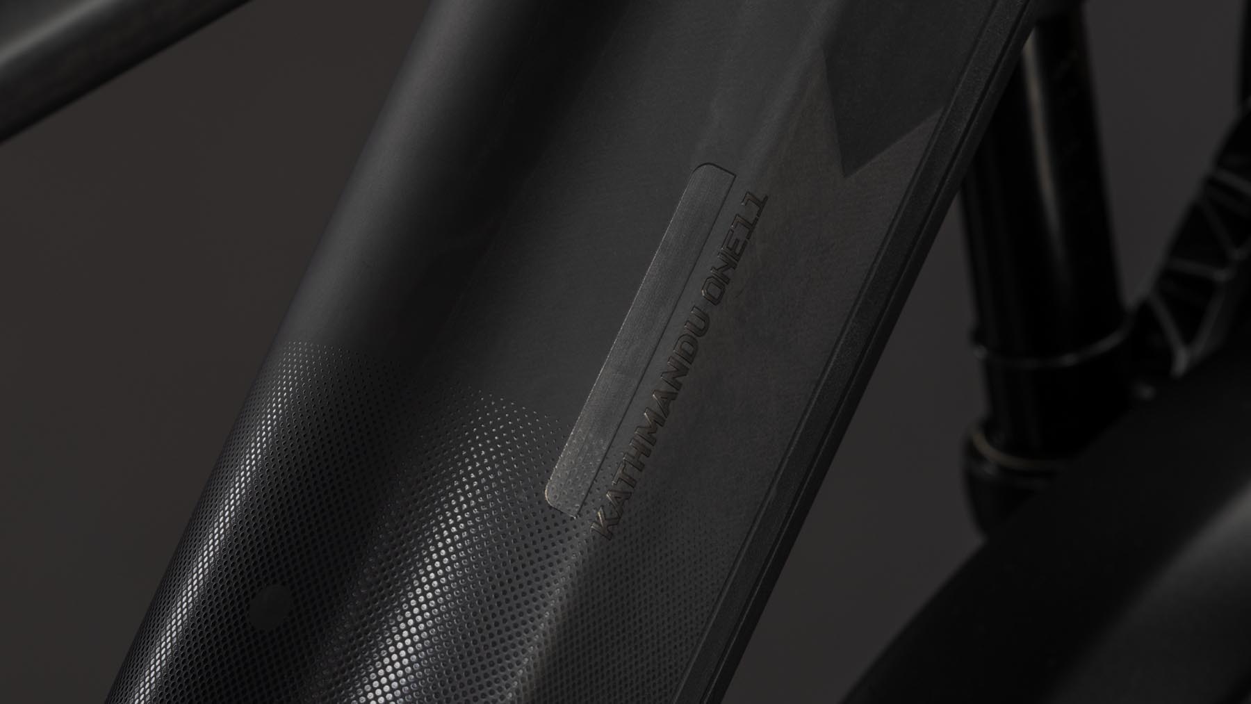 1113600-Cube-Kathmandu-Hybrid-ONE11-HPC-SLT-800-carbon-n-silverdust-2026-EBike-Trekkingrad-Herren-05