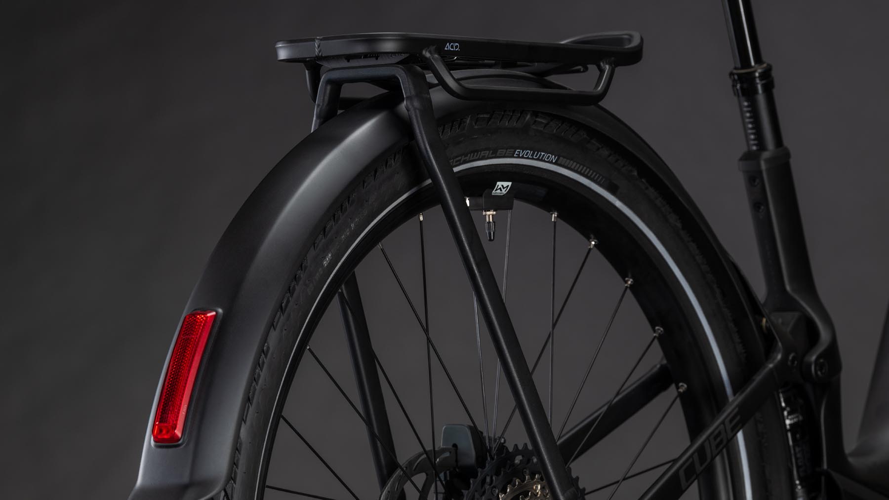 1113602E-Cube-Kathmandu-Hybrid-ONE11-HPC-SLT-800-carbon-n-silverdust-2026-EBike-Trekkingrad-Tiefeinsteiger-06