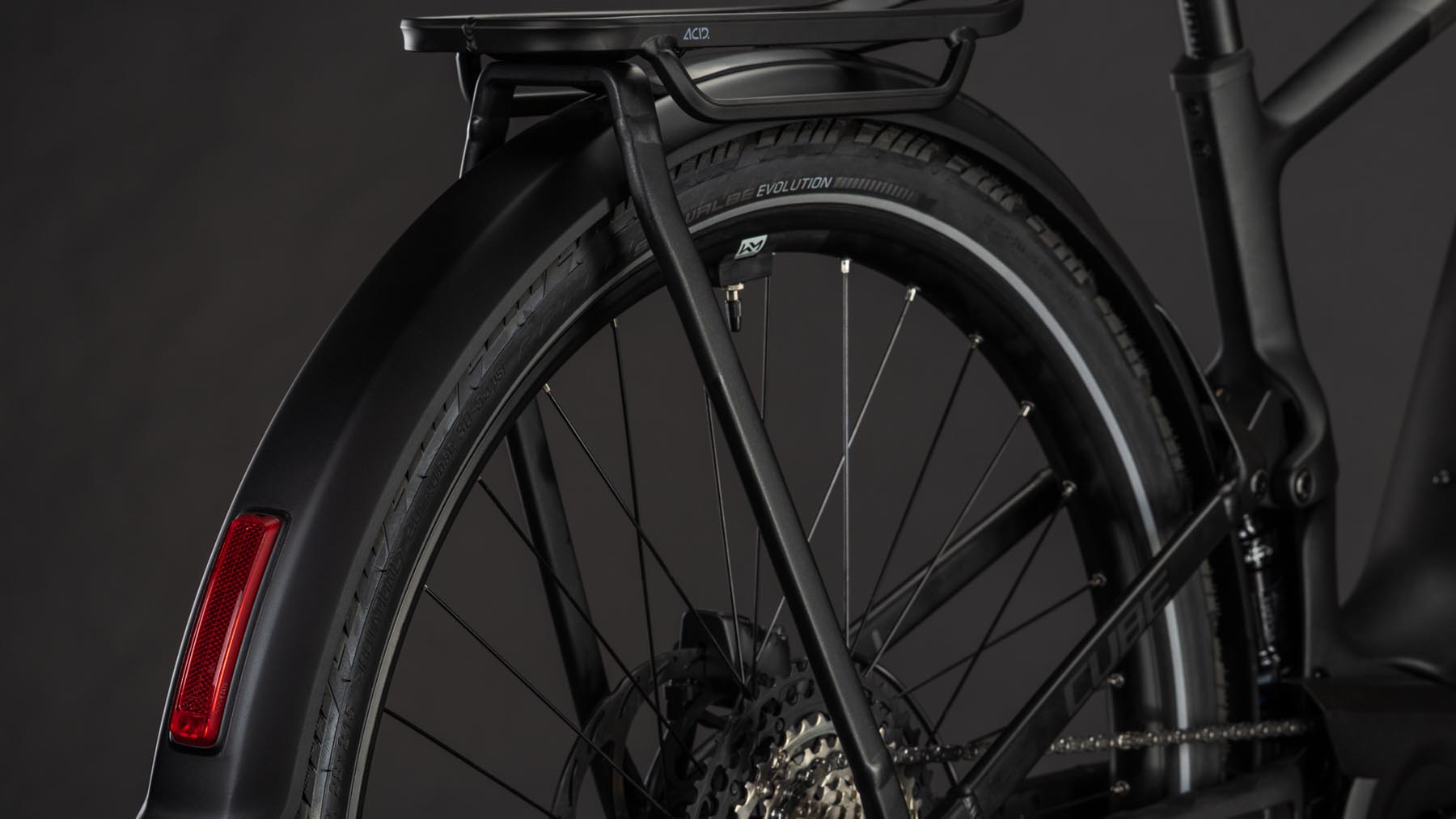 1113600-Cube-Kathmandu-Hybrid-ONE11-HPC-SLT-800-carbon-n-silverdust-2026-EBike-Trekkingrad-Herren-02