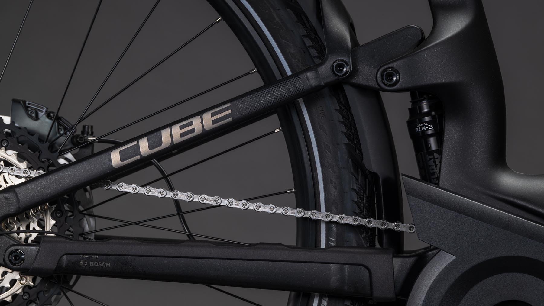 1113602E-Cube-Kathmandu-Hybrid-ONE11-HPC-SLT-800-carbon-n-silverdust-2026-EBike-Trekkingrad-Tiefeinsteiger-04